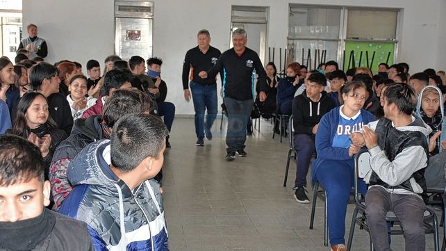 Aplaudidos. Los alumnos mantuvieron el respeto y la curiosidad frente a los veteranos.