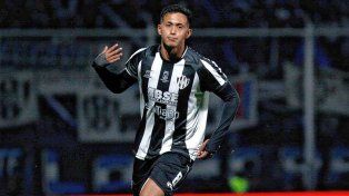 Rodrigo Atencio festeja el segundo gol que convirtió para Central Córdoba.