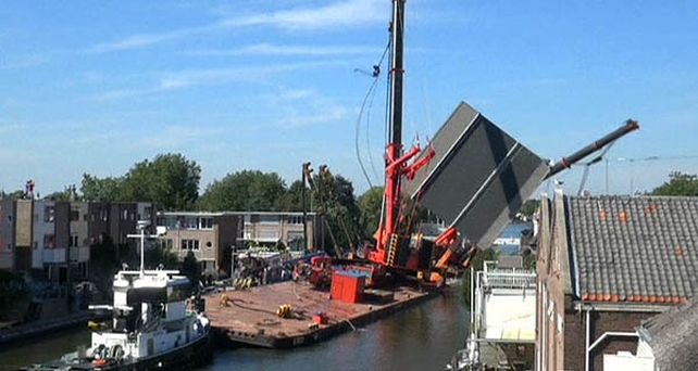 Cayeron dos grúas sobre construcciones en Holanda