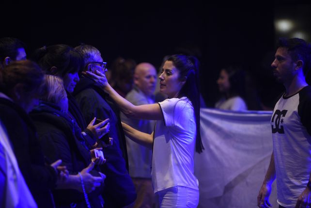 Leda Bergonzi durante una de sus intervenciones espirituales.
