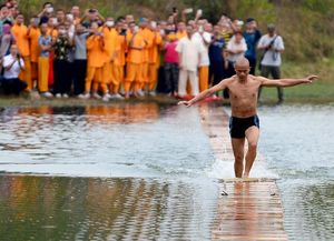 Un monje shaolín batió un récord al recorrer 125 metros trotando sobre el agua