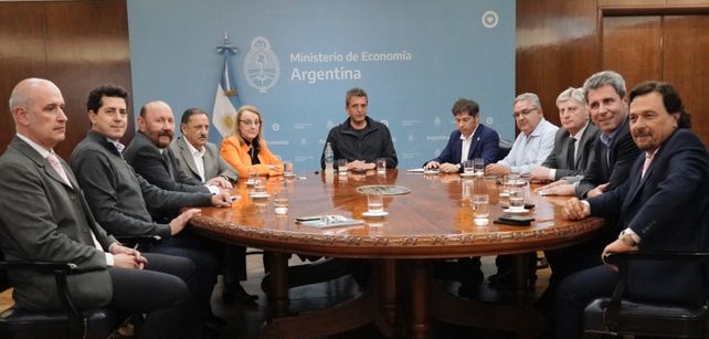 Pactos fiscales. Gobernadores con Sergio Massa. Las provincias piden compensación por la baja de impuestos.