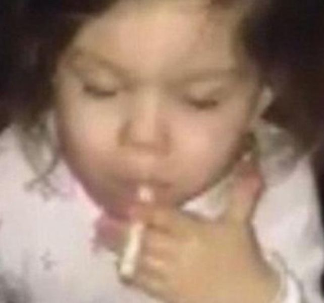 La madre le sacó una foto con un cigarrillo en la boca. (Foto de archivo)