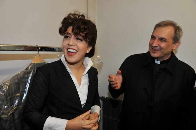 Reían. El sacerdote de 54 años junto a Francesca Chaouqui