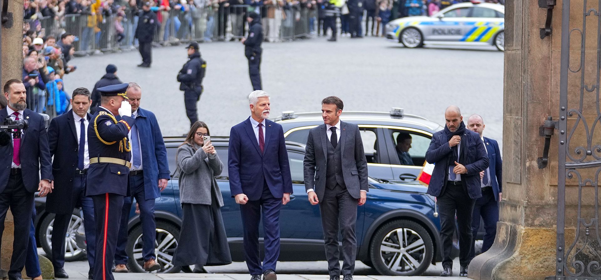 El presidente de la República Checa, Petr Pavel, centro izquierda, da la bienvenida a su homólogo francés, Emmanuel Macron, en el Castillo de Praga, República Checa, el martes 5 de marzo de 2024. Macron se encuentra en una visita oficial de un día a la República Checa. (Foto AP/Petr David Josek)