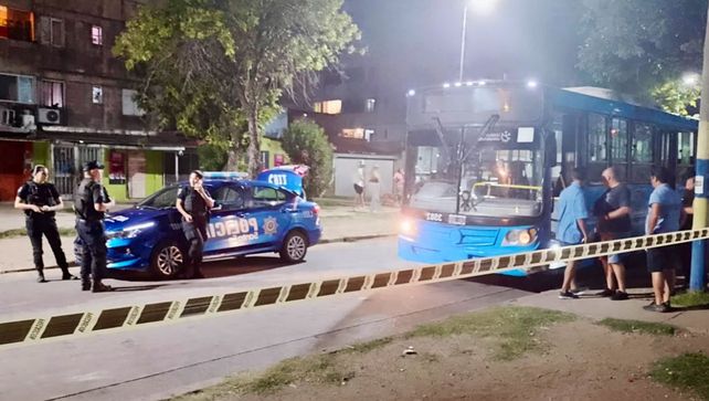 Un colectivo de la línea 130 fue baleado este lunes a la noche en barrio Acindar.&nbsp;