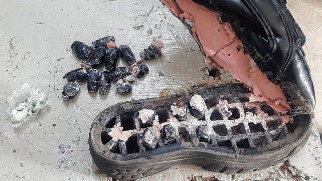 Cocaína y marihuana secuestrada de un zapato.