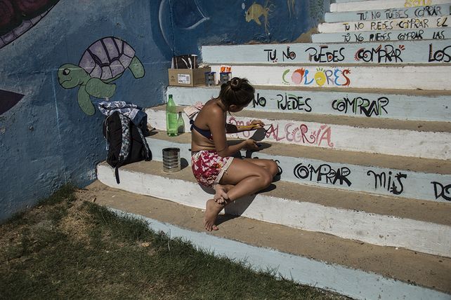 Pintura. Las escaleras del balnerario quedaron ahora decoradas con la letra de una canción de Calle 13