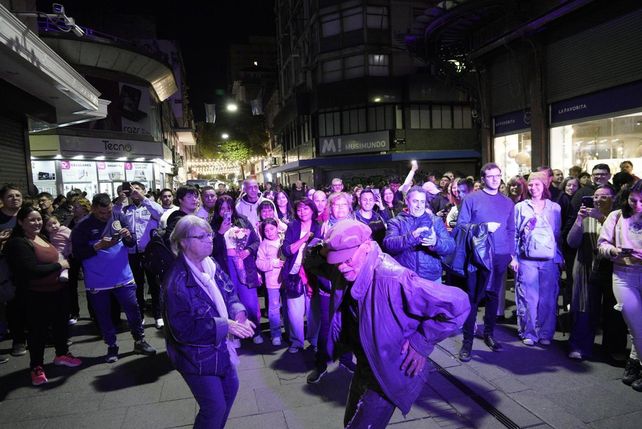 Una pareja baila en medio de una ronda en plena peatonal Córdoba.&nbsp;
