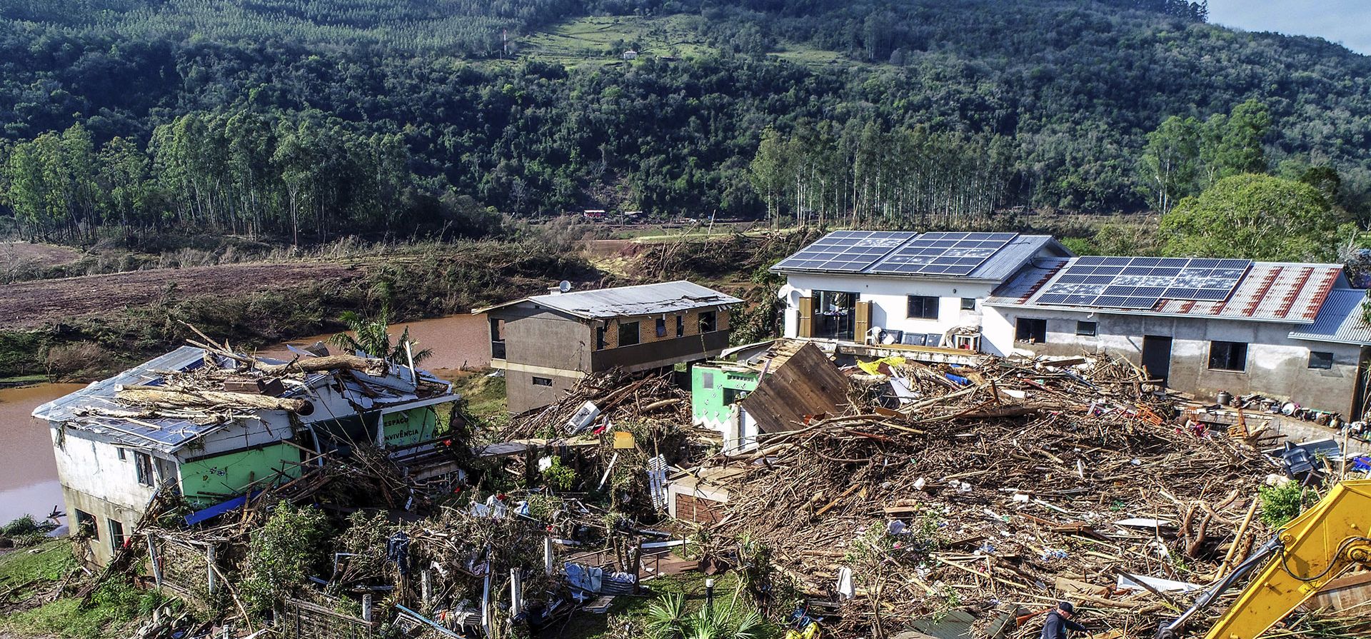 Residentes caminan entre casas destruidas después de las inundaciones causadas por un ciclón en Mucum, estado de Rio Grande do Sul, Brasil, el miércoles 6 de septiembre de 2023. (Foto AP/Wesley Santos) Residentes caminan entre casas destruidas después de las inundaciones causadas por un ciclón en Mucum, estado de Rio Grande do Sul, Brasil, el miércoles 6 de septiembre de 2023. (Foto AP/Wesley Santos)