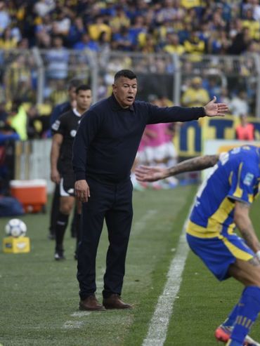 Jorge Almirón se inclinaría por Enzo Copetti y haría otras variantes en el mediocampo