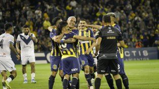 Todos abrazan a Nacho Malcorra, autor del primer gol de Central ante Vélez.