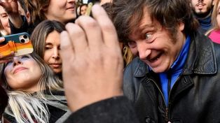 Javier Milei, en julio pasado, durante su breve caminata por la peatonal Córdoba.