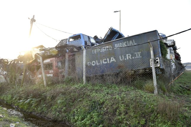Los autos y motos quedan abandonados en un inmenso predio donde no hay ningún tipo de control.
