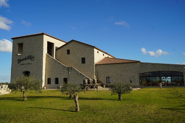 La bodega BordeRío se encuentra ubicada en la Ruta Provincial N° 11, KM 134, en la ciudad de Victoria.