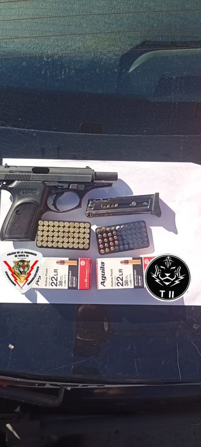 El acusado entregó una Bersa calibre 22.