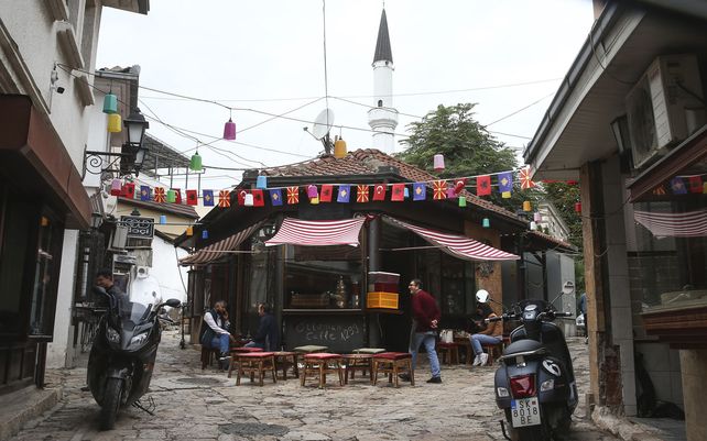 Banderas cuelgan sobre un restaurante en el Viejo Bazar en Skopje, Macedonia del Norte. El país ha avanzado a pasos agigantados y es miembro de la OTAN. Pero su futuro en la Unión Europea todavía está en duda, al igual que el de la vecina Albania.