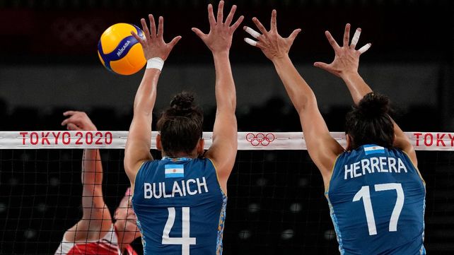 Dani Bulaich y Candelaria Herrera intentan tapar a Ebrar Karakurt. Las Panteras no pudieron imponerse a Turquía.&nbsp;