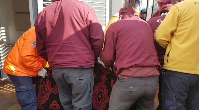 Rescataron a un hombre de casi 300 kilos abandonado en su casa