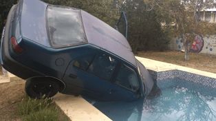 El auto terminó dentro de una pileta de natación en una vivienda de Pasos Malos, en San Luis.&nbsp;