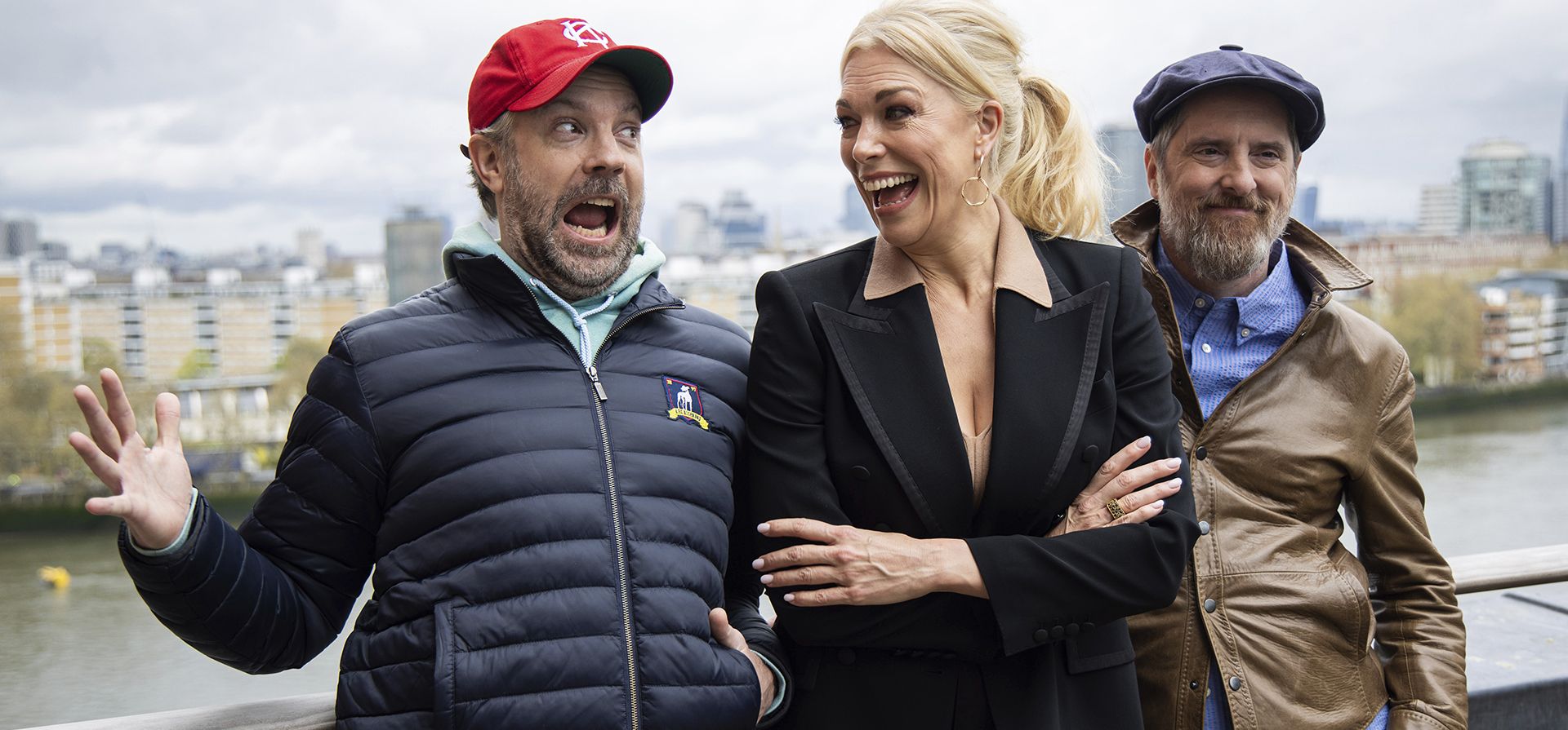 Jason Sudeikis, Hannah Waddingham y Brendan Hunt posan para los fotógrafos durante una sesión para promocionar la serie de televisión