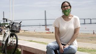 Julieta Bernabé, el río y un barbijo con el logo de la Multisectorial Humedales, un colectivo que este año realizó distintas acciones contra las quemas.