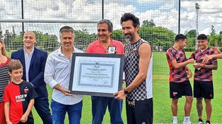 El legislador provincial junto al entrenador de Colón, Eduardo Dominguez.&nbsp;