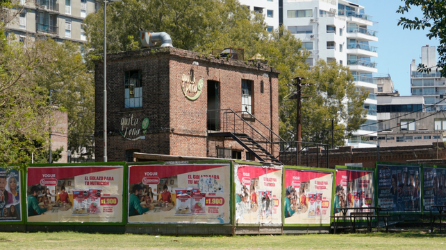 Espera por los bares del Parque España