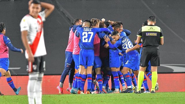Los jugadores de Tigre festejaron ante un River desconocido.