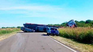 Ruta 6: camión que transportaba autos volcó cerca de Guardamonte