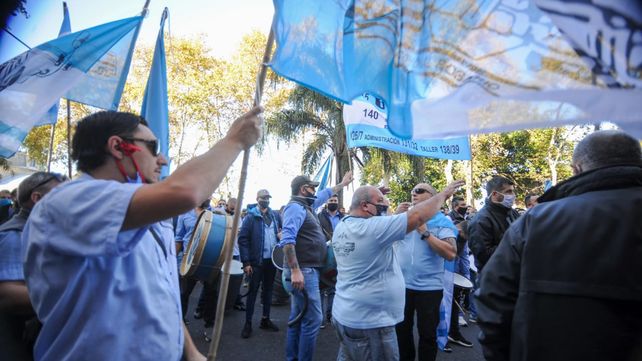 Cientos de choferes se concentran en 27 de Febrero y&nbsp; Maipú. (Foto: Celina Mutti Lovera)