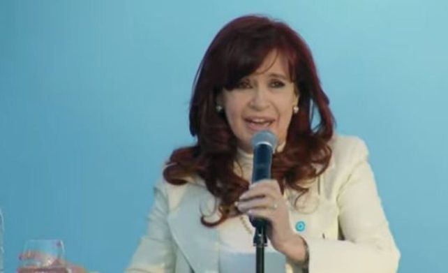 Reapareció Cristina Fernandez en un acto y disparó contra el gobierno. 
