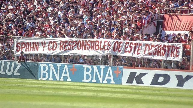 Aparecieron banderas en Unión en contra del presidente Spahn Aparecieron banderas en Unión en contra del presidente Spahn