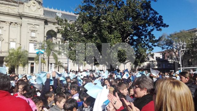 Miles de niños santafesinos juraron lealtad a la bandera nacional