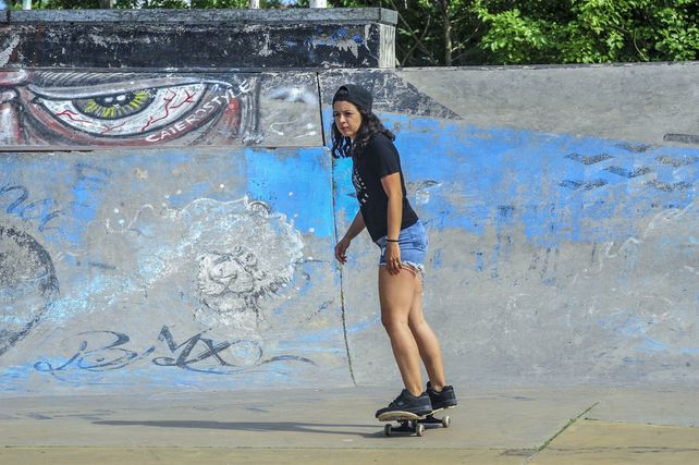 En Paraná cada vez más chicas patinan en skate
