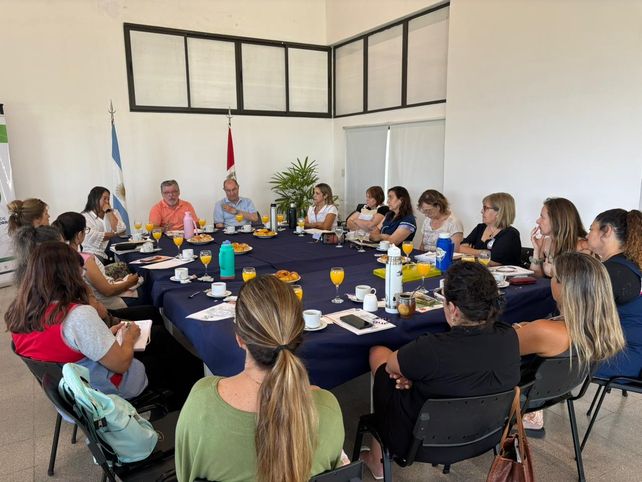 El intendente Adrián Maglia junto a autoridades escolares durante la entrega de fondos del FAE