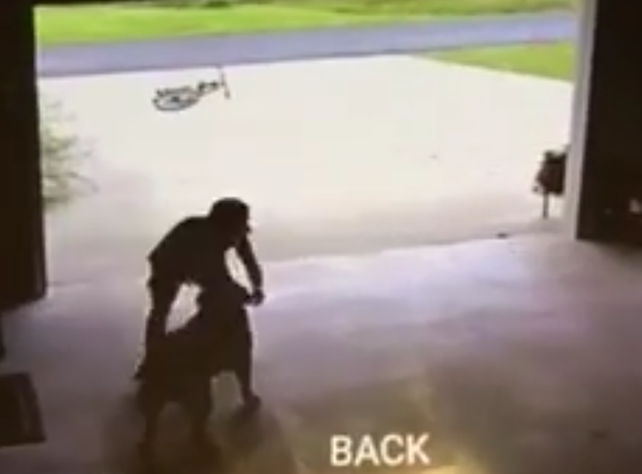Un chico se escapa de su casa para abrazar el perro de un vecino.&nbsp;