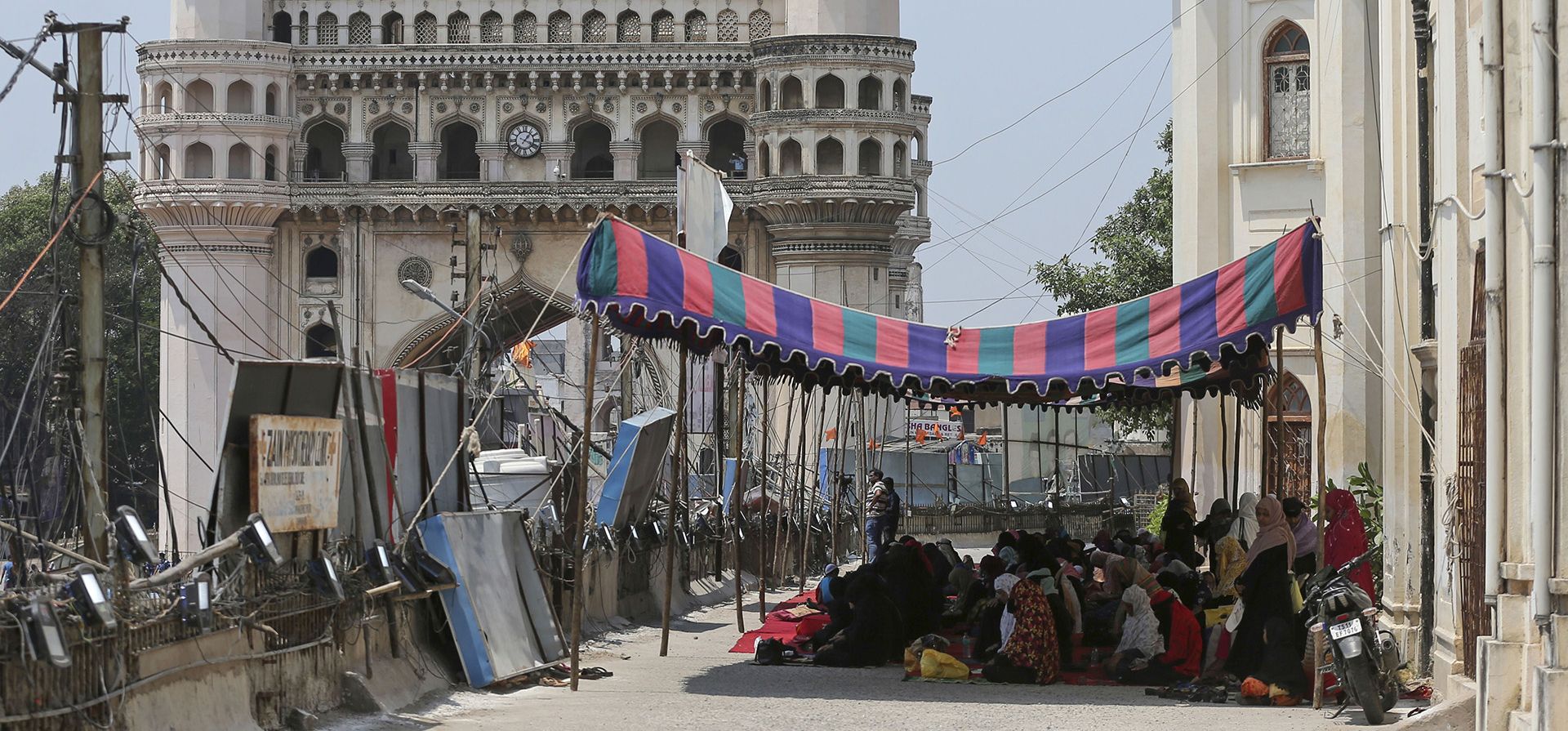 Los musulmanes ofrecen oraciones el último viernes del sagrado mes de ayuno del Ramadán frente a la mezquita de La Meca en Hyderabad, India, el viernes 29 de abril de 2022. 