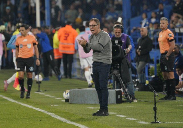 Ariel Holan vivió con mucha intensidad el trámite ante Vélez en un partido de ida y vuelta permanente.