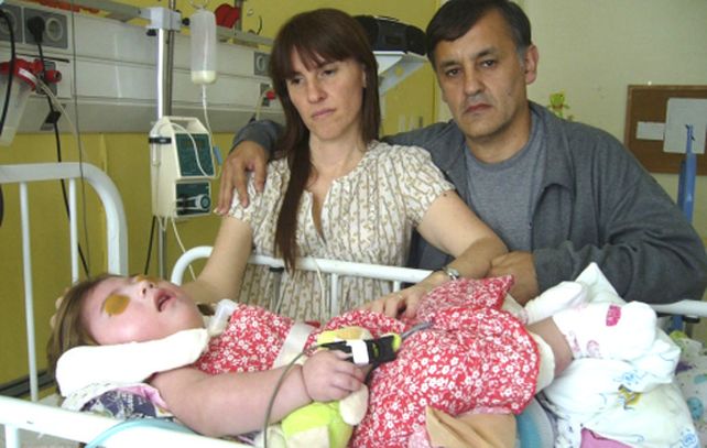 La pequeña de tres años con sus padres padecía severas secuelas por mala praxis.