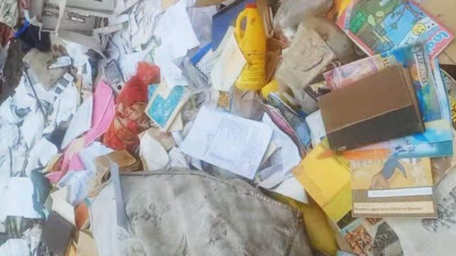 Gobernador Mansilla: hallaron libros donados por una biblioteca en el basural