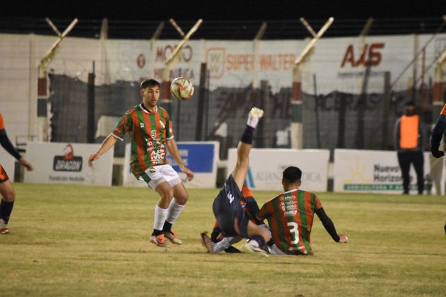 El jugador charrúa quedó patas para arriba.