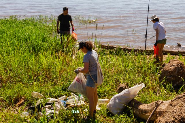 En una hora y media se retiraron 5 contenedores repletos de residuos de la ribera del Paraná