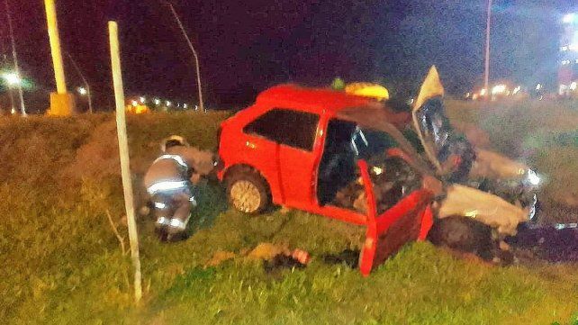 El auto quedó con pérdidas importantes tras incendiarse la parte delantera.