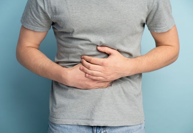 El malestar abdominal que no se va es una señal que no debe pasar desapercibida y requiere control médico