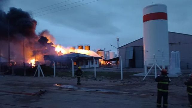La explosión se produjo en la refinería New American Oil (NAO) donde habría estallado uno de los principales tanques de crudo.