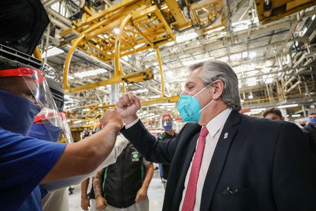 En su visita a la planta de Volkswagen
