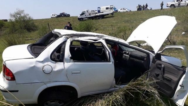el automóvil. El Chevrolet Corsa blanco quedó al costado de la ruta.