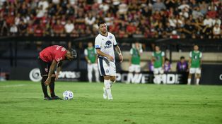 Ever Banega y la postura antes de patear el penal que pudo cambiar el destino de derrota de Newell’s en el arranque del torneo.