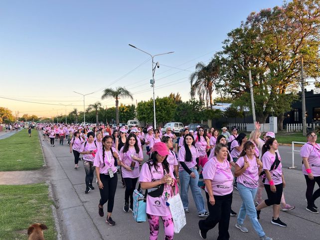 Multitudinaria caminata por el Octubre Rosa en Roldán para prevenir el cáncer de mama